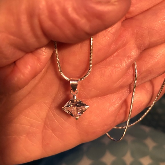 NWT Beautiful Diamond Shaped Diamond simulant. - Picture 13 of 15